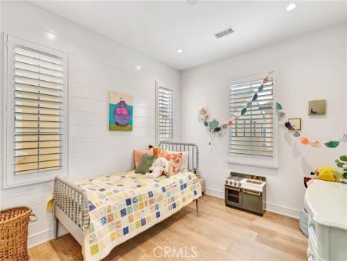 100  Della  , Irvine, CA