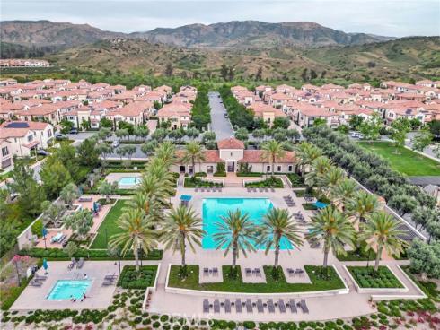 100  Della  , Irvine, CA