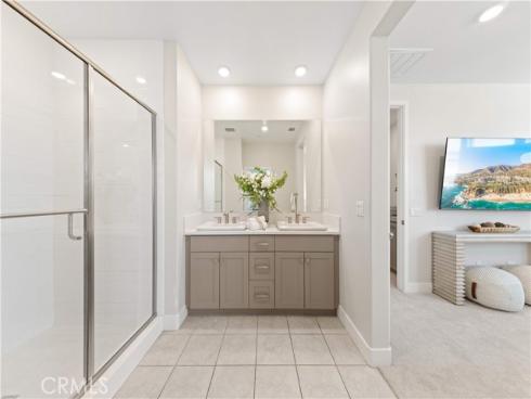 411 Chorus , Irvine, CA
