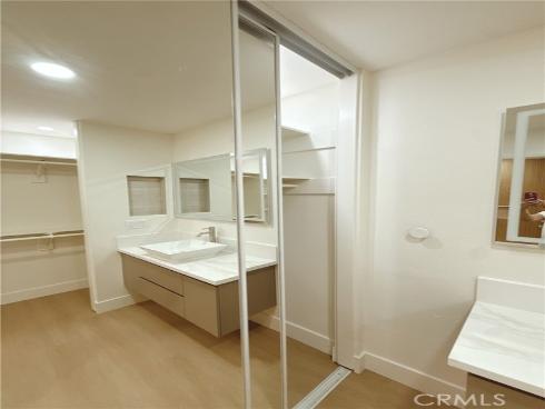 256 Streamwood , Irvine, CA