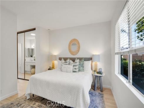 13  Hollowglen  , Irvine, CA