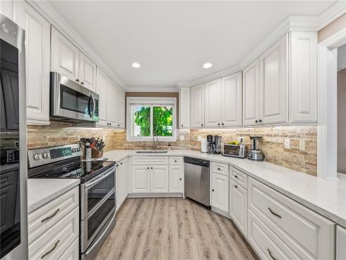 5  Robin Hill Ln  , Laguna Hills, CA