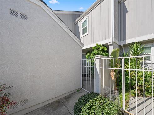 5  Robin Hill Ln  , Laguna Hills, CA