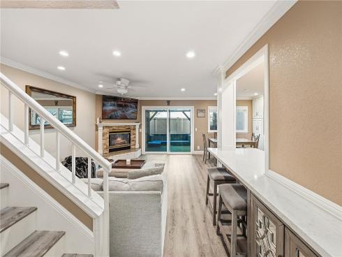 5  Robin Hill Ln  , Laguna Hills, CA