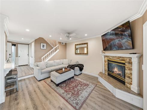 5  Robin Hill Ln  , Laguna Hills, CA