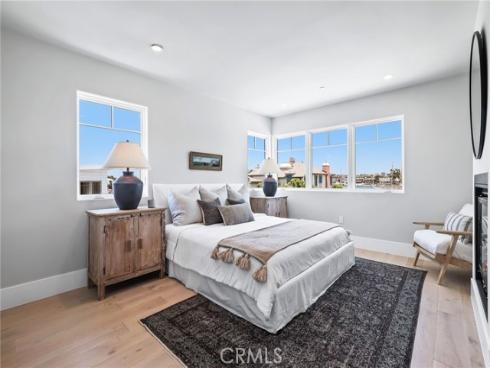 825 W Bay A Avenue, Newport Beach, CA