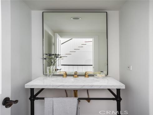 212  Kings Place  , Newport Beach, CA