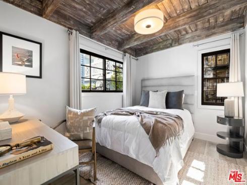 305  Grand Canal  , Newport Beach, CA