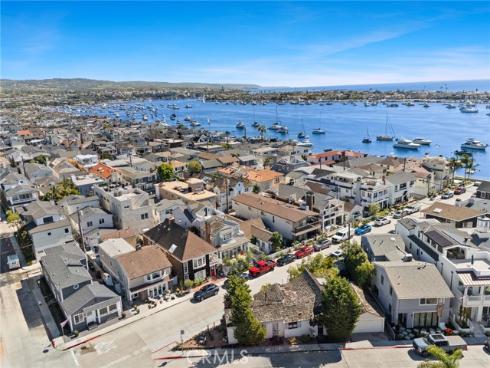 126  Collins  , Newport Beach, CA