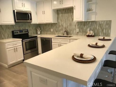 100 Scholz Plaza Ph1