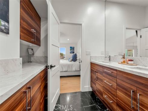 2111  Vista Entrada  , Newport Beach, CA