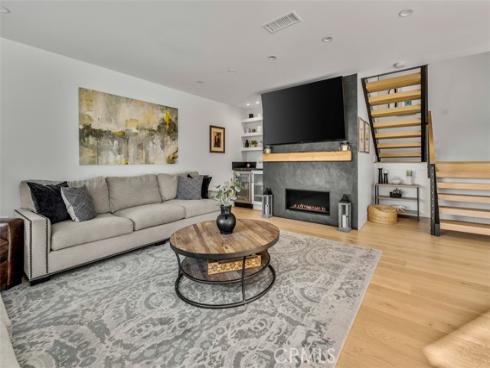 2111  Vista Entrada  , Newport Beach, CA