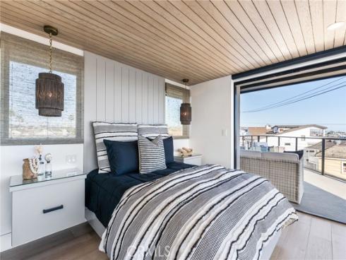 109  Turquoise  , Newport Beach, CA