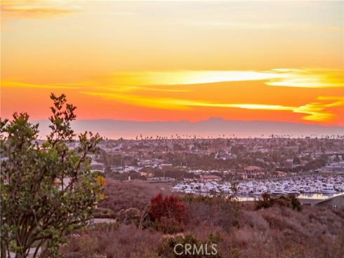 2102 Vista Entrada , Newport Beach, CA