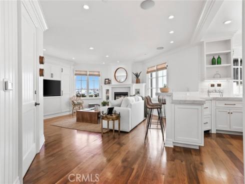 21  Bay Island  , Newport Beach, CA