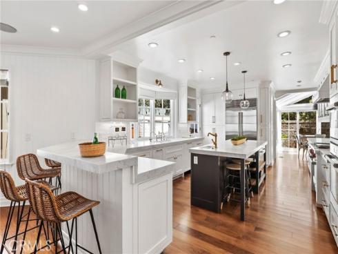 21  Bay Island  , Newport Beach, CA