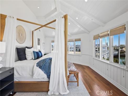 21  Bay Island  , Newport Beach, CA