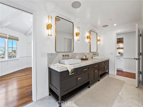 21  Bay Island  , Newport Beach, CA