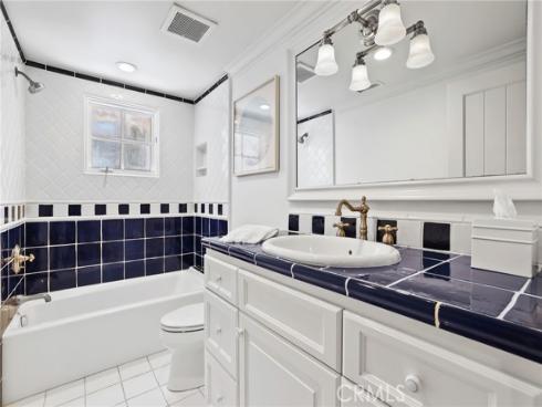 21  Bay Island  , Newport Beach, CA