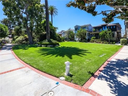 21  Bay Island  , Newport Beach, CA