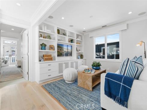 118  Sapphire  , Newport Beach, CA