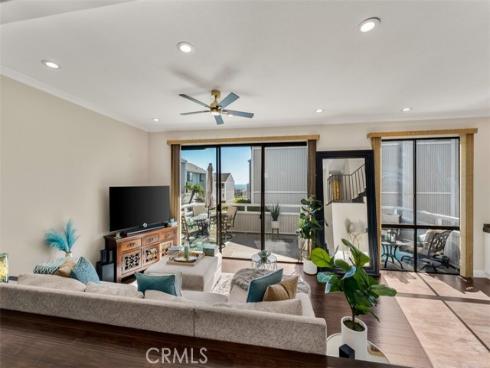 207  Columbia  , Newport Beach, CA