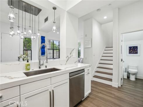 551 W Maple Avenue, Orange, CA