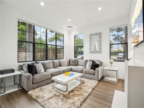 551 W Maple Avenue, Orange, CA