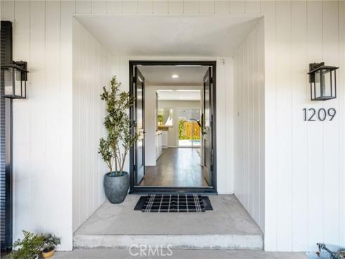 1209 E Walnut , Orange, CA