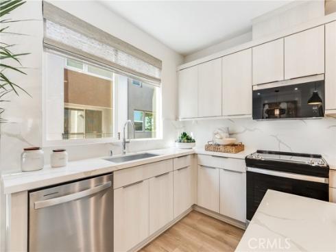 595 S Lyon Street, Santa Ana, CA