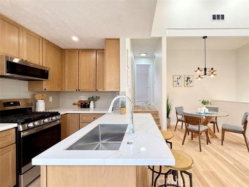 2720 W Segerstrom  D , Santa Ana, CA