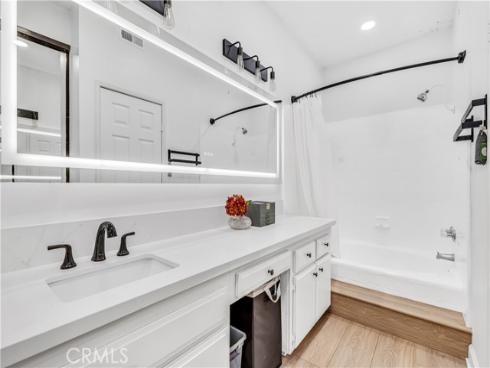 2542 W Macarthur G Boulevard, Santa Ana, CA