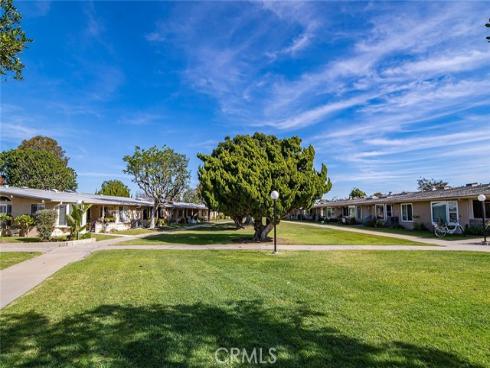 13580  Medinac  M5-101B  Lane, Seal Beach, CA