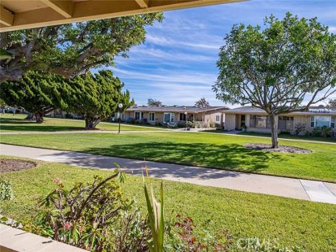 13580  Medinac  M5-101B  Lane, Seal Beach, CA