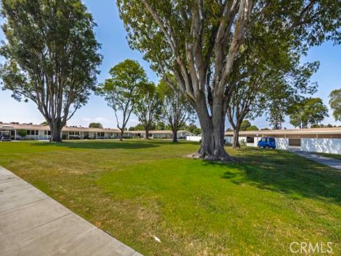 13881  Thunderbird  M1-63E  Drive, Seal Beach, CA