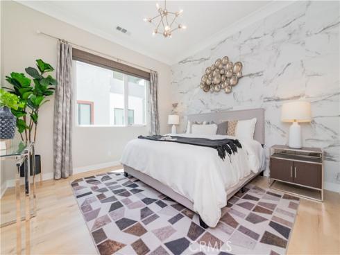 421 Transport , Tustin, CA